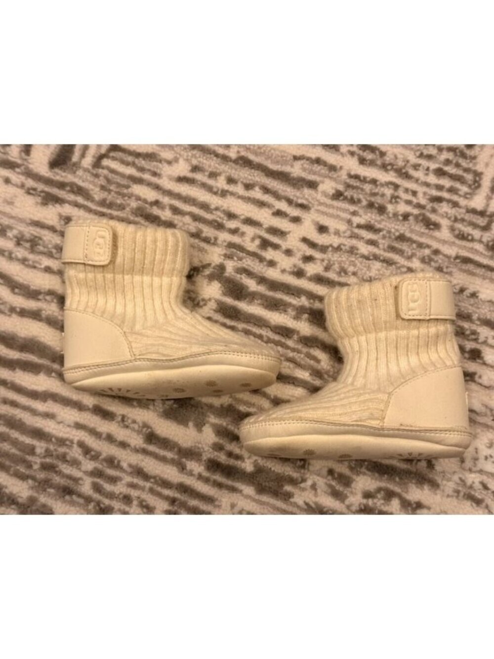 UGG Infant 4/5 12-18 months (UNISEX) Sklyar cream booties Style # 1143743I